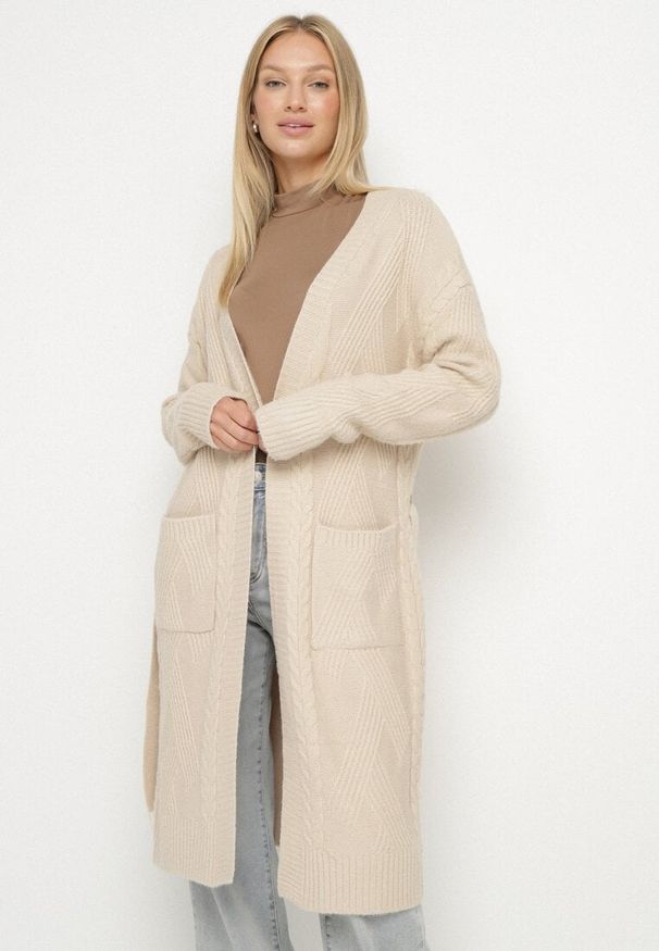 Born2be - Beżowy Niezapinany Kardigan z Wełną z Warkoczowym Splotem i Wiązanym Paskiem Darrive. Okazja: do pracy, na co dzień, na spotkanie biznesowe. Kolor: beżowy. Materiał: wełna. Długość rękawa: długi rękaw. Długość: długie. Wzór: ze splotem. Styl: elegancki, biznesowy, casual
