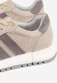 Renee - Jasnobeżowe Sneakersy z Zamszu Naturalnego z Ozdobnymi Paskami i Perforacją Ravinelle. Okazja: na co dzień. Zapięcie: pasek. Kolor: beżowy. Materiał: zamsz #3