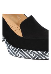 Czarne Półbuty Armodo Damskie Eleganckie Buty. Okazja: na randkę. Zapięcie: bez zapięcia. Kolor: czarny. Szerokość cholewki: normalna. Wzór: geometria. Materiał: zamsz, skóra. Sezon: wiosna. Obcas: na słupku, na obcasie. Styl: elegancki. Wysokość obcasa: średni #2