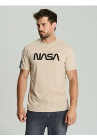 Sinsay - Koszulka z krótkim rękawem NASA - beżowy. Kolor: beżowy. Długość rękawa: krótki rękaw. Długość: krótkie