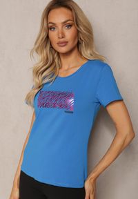 Renee - Niebieski T-shirt z Bawełny Ozdobiony Nadrukiem z Przodu Ubsaria. Okazja: na co dzień. Kolor: niebieski. Materiał: bawełna. Wzór: nadruk, aplikacja. Styl: casual