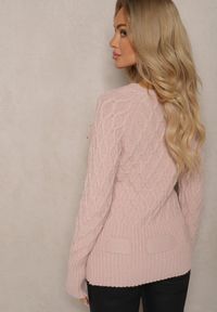 Renee - Jasnoróżowy Sweter z Ozdobnym Paskiem i Splotem Vittella. Typ kołnierza: dekolt w serek. Kolor: różowy. Materiał: jeans. Wzór: ze splotem. Styl: klasyczny, elegancki