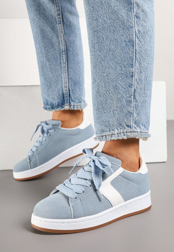 Renee - Jasnoniebieskie Sneakersy z Geometrycznym Motywem Taniffia. Okazja: na co dzień, na spacer. Zapięcie: sznurówki. Kolor: niebieski. Materiał: jeans. Wzór: geometria. Obcas: na płaskiej podeszwie. Sport: turystyka piesza