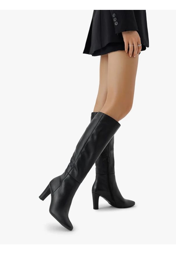 Ryłko - Czarne kozaki ze skóry licowej na wysokim obcasie. Okazja: na co dzień. Nosek buta: okrągły. Zapięcie: zamek. Kolor: czarny. Szerokość cholewki: normalna. Wysokość cholewki: przed kolano. Materiał: skóra. Obcas: na obcasie. Styl: street, casual, wizytowy. Wysokość obcasa: wysoki