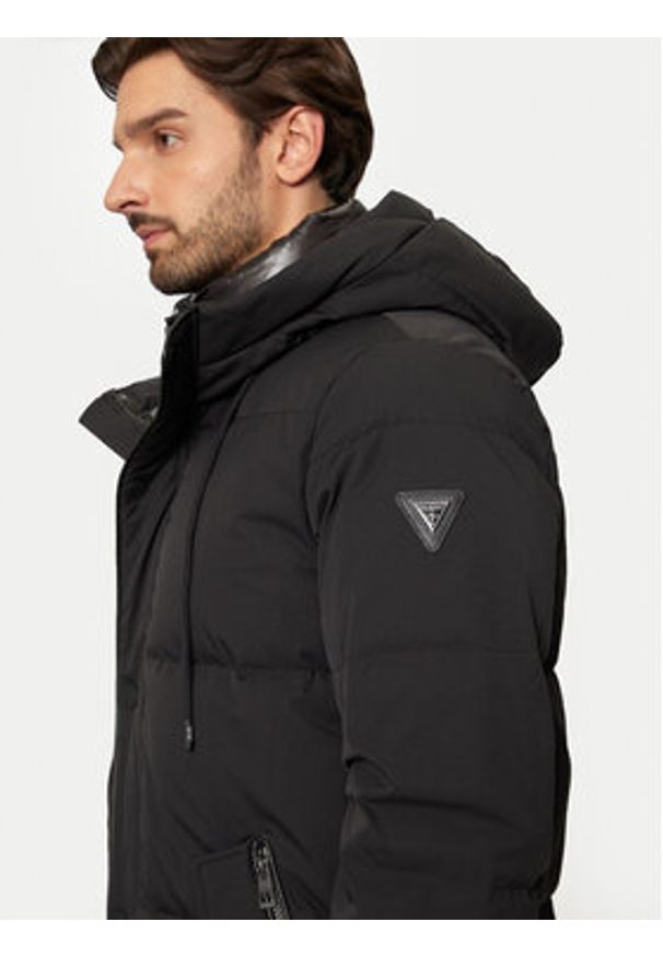 Guess Kurtka zimowa M4BL44 WGJR2 Czarny Regular Fit. Kolor: czarny. Materiał: syntetyk. Sezon: zima