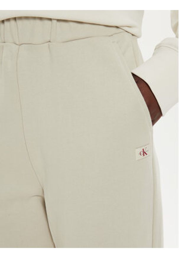 Calvin Klein Jeans Spodnie dresowe J20J224443 Beżowy Regular Fit. Kolor: beżowy. Materiał: bawełna