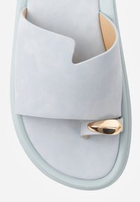 Renee - Niebieskie Klapki Japonki Ozdobione Aplikacją na Palcu Noevianna. Okazja: na spacer, na co dzień. Kolor: niebieski. Materiał: jeans. Wzór: aplikacja. Sezon: wiosna, lato. Styl: casual #4