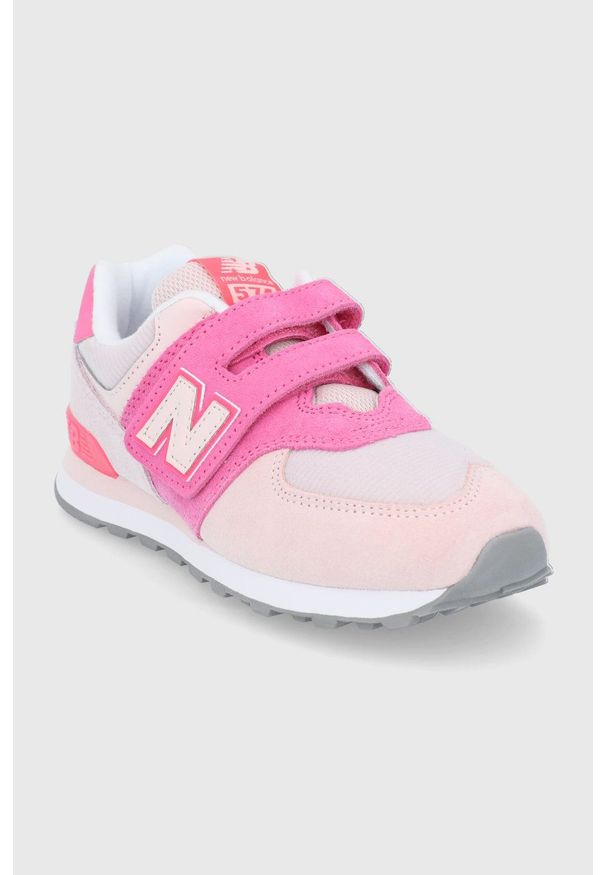 New Balance Buty dziecięce kolor różowy. Nosek buta: okrągły. Zapięcie: rzepy. Kolor: różowy. Materiał: guma