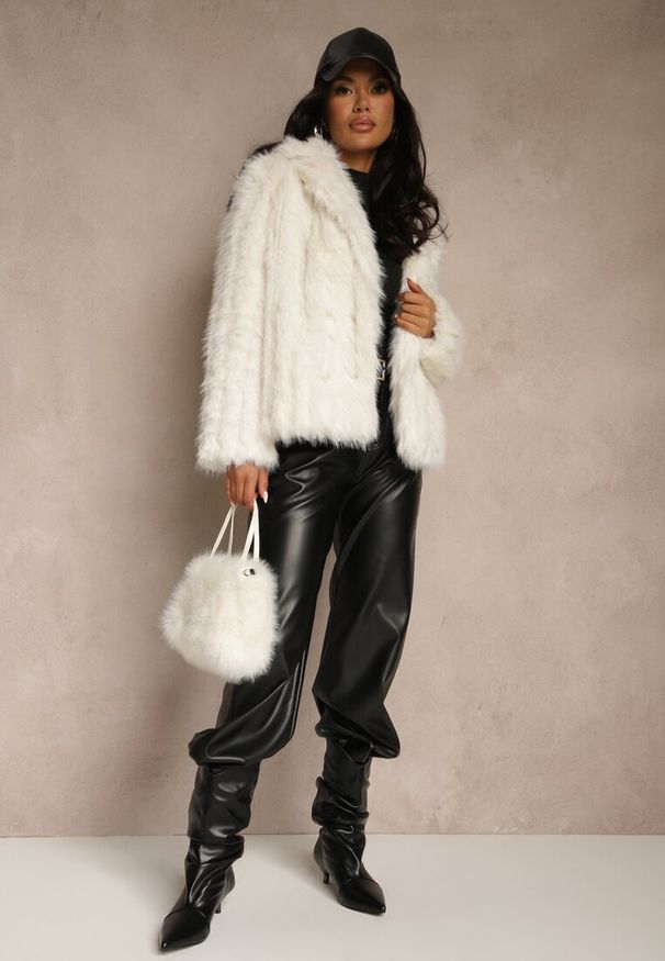 Renee - Jasnobeżowa Krótka Kurtka Futerko o Jednorzędowym Kroju z Kołnierzem Alindrie. Okazja: na co dzień, na imprezę. Kolor: beżowy. Materiał: futro. Długość: krótkie. Styl: casual, elegancki