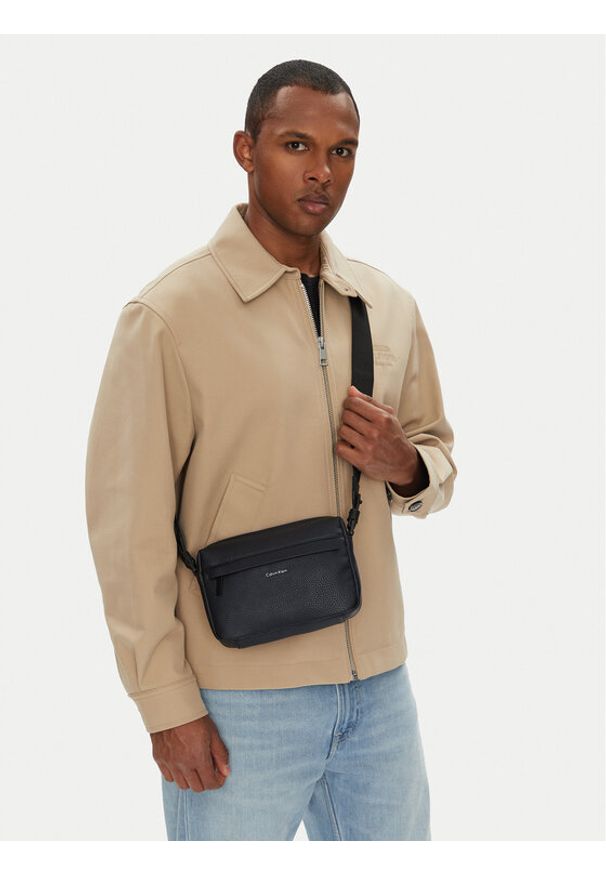 Calvin Klein Saszetka Ck Must Camera Bag LV04D3084G Czarny. Kolor: czarny. Materiał: skóra