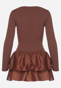 Born2be - Brązowa Rozkloszowana Sukienka z Długim Rękawem i Falbanką Reonaria. Okazja: na co dzień. Kolor: brązowy. Długość rękawa: długi rękaw. Styl: casual, elegancki #6