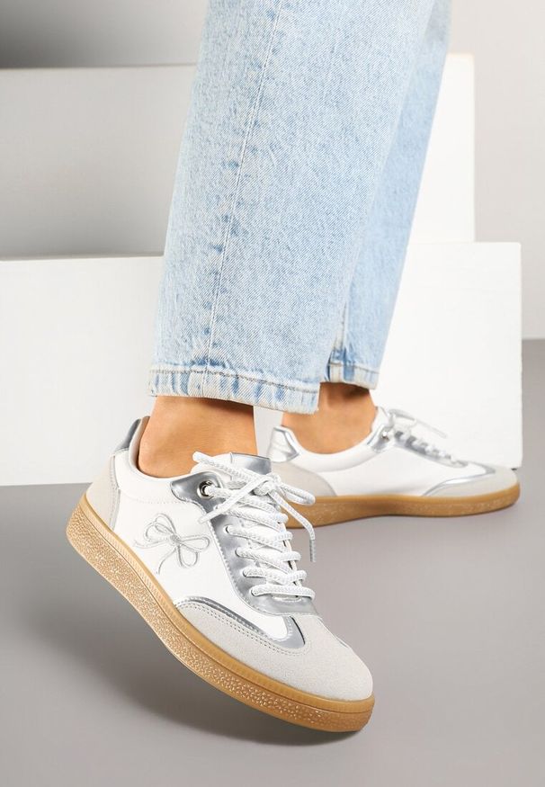 Renee - Białe Sneakersy Tenisówek ze Wzorem Kokardki Maritiela. Okazja: na co dzień, na spacer. Kolor: biały. Materiał: jeans. Sport: turystyka piesza