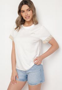 Born2be - Biały T-shirt z Bawełny Zdobiony Koronką z Cekinami Pollea. Okazja: na co dzień. Kolor: biały. Materiał: bawełna, koronka. Długość rękawa: krótki rękaw. Długość: krótkie. Wzór: aplikacja, koronka. Styl: klasyczny, casual #6