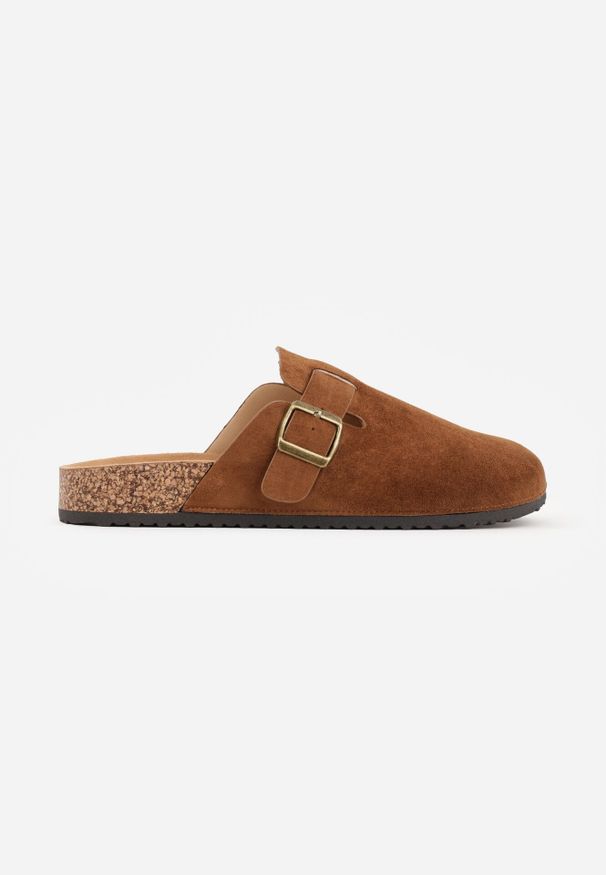 Born2be - Brązowe Klapki w Stylu Chodaków na Korkowej Podeszwie z Klamrą Saleilla. Okazja: na co dzień. Kolor: brązowy. Materiał: jeans. Sezon: lato. Styl: klasyczny, casual