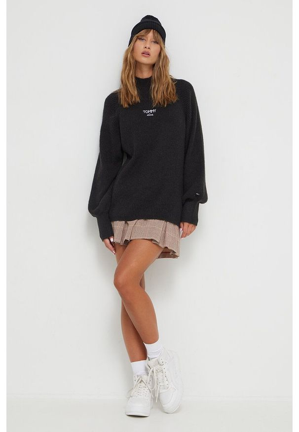 Tommy Jeans sweter damski kolor czarny z półgolfem. Kolor: czarny. Materiał: poliester, dzianina. Długość rękawa: raglanowy rękaw