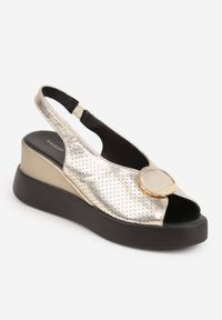 Born2be - Złote Sandały VICES na Koturnie Zdobione Perforacją i Okrągłą Aplikacją Melolle. Okazja: do pracy, na co dzień. Nosek buta: okrągły. Kolor: złoty. Wzór: aplikacja. Obcas: na koturnie. Styl: elegancki, casual #3