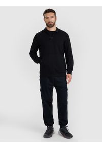 4f - 4F Bluza dresowa nierozpinana bez kaptura męska - czarna S. Okazja: na co dzień. Typ kołnierza: bez kaptura. Kolor: czarny. Materiał: dresówka. Wzór: gładki, ze splotem. Styl: casual, klasyczny #2