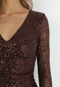 Born2be - Ciemnobrązowa Cekinowa Sukienka z Marszczeniem Nerli. Kolor: brązowy. Wzór: aplikacja. Długość: mini #6