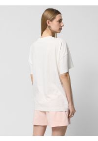 outhorn - T-shirt oversize z nadrukiem damski - złamana biel. Materiał: materiał, bawełna, dzianina. Wzór: nadruk. Sezon: lato. Styl: wakacyjny