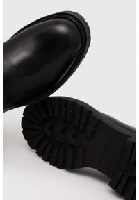 Vagabond Shoemakers kozaki KENOVA damskie kolor czarny na słupku 5641.102.20. Nosek buta: okrągły. Kolor: czarny. Materiał: skóra, guma. Szerokość cholewki: normalna. Obcas: na słupku. Wysokość obcasa: średni #2