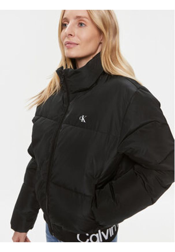Calvin Klein Jeans Kurtka zimowa J20J222334 Czarny Relaxed Fit. Kolor: czarny. Materiał: syntetyk. Sezon: zima