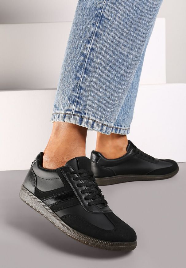 Renee - Czarne Casualowe Sneakersy z Geometrycznymi Wzorami i Kontrastowymi Przeszyciami Riandrea. Okazja: na co dzień. Nosek buta: okrągły. Zapięcie: sznurówki. Kolor: czarny. Materiał: materiał. Wzór: geometria. Obcas: na obcasie. Wysokość obcasa: niski