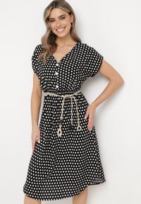 Born2be - Czarna Bawełniana Sukienka z Gumką w Pasie i Falbanką Romilla. Kolor: czarny. Materiał: bawełna. Sezon: lato. Styl: wizytowy #1