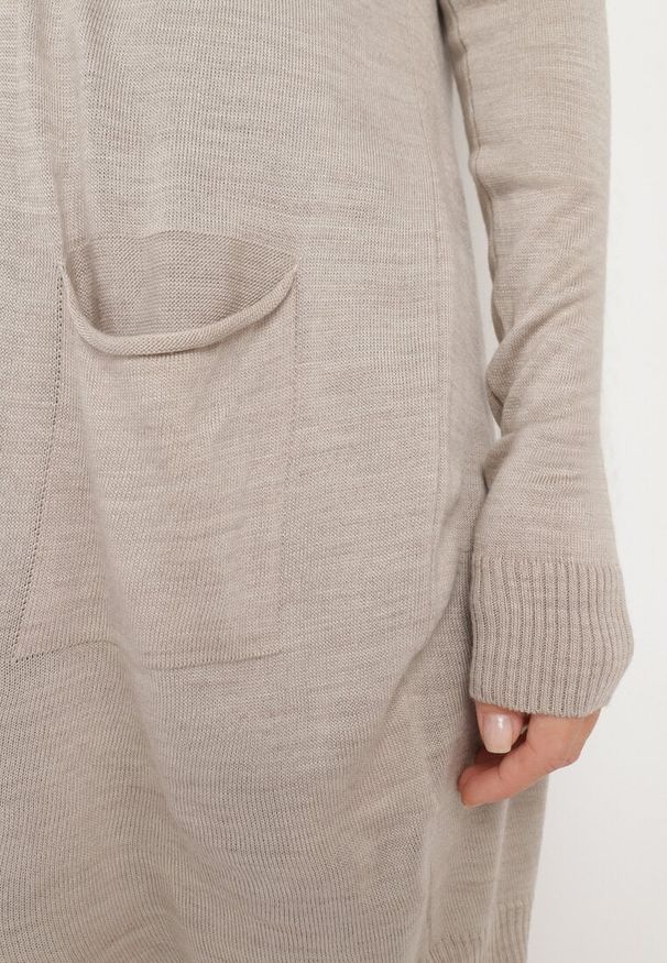 Born2be - Jasnobeżowy Niezapinany Kardigan z Kieszeniami Wsuwanymi Sartella. Okazja: na co dzień, na spotkanie biznesowe, do pracy. Kolor: beżowy. Materiał: jeans. Długość rękawa: długi rękaw. Długość: długie. Styl: biznesowy, klasyczny, elegancki, casual