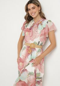 Born2be - Różowa Sukienka o Rozkloszowanym Kroju z Wiązaniem przy Dekolcie i Paskiem Sorilina. Okazja: na co dzień. Kolor: różowy. Długość rękawa: krótki rękaw. Wzór: kwiaty. Styl: casual, elegancki #3