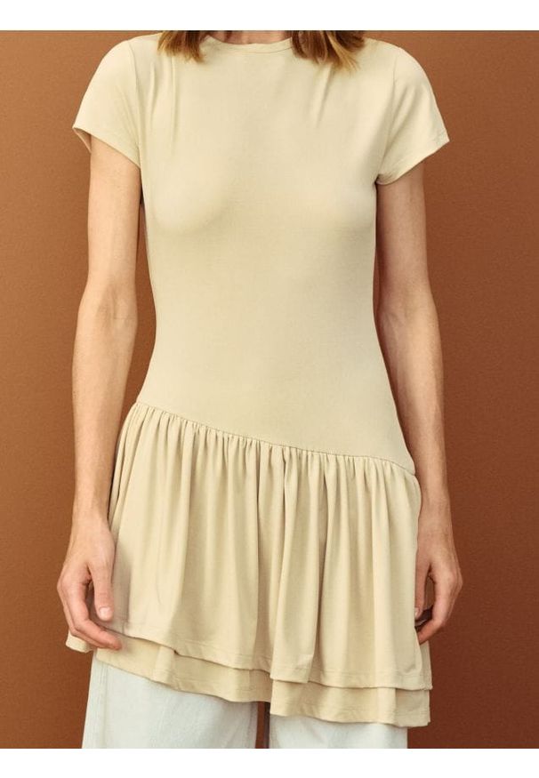 Sinsay - Sukienka z asymetrycznym dołem - beżowy. Kolor: beżowy. Typ sukienki: asymetryczne