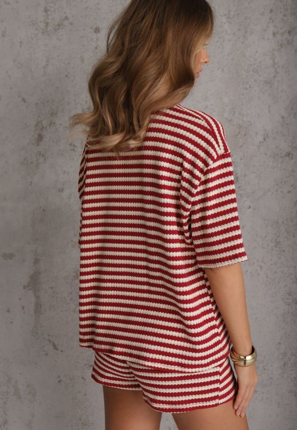Renee - Beżowo-Czerwony Komplet Casualowy z Bawełny Oversize T-shirt i Szorty w Paski Stylizowany na Szydełkowany Pherra. Kolor: beżowy. Materiał: bawełna. Wzór: paski