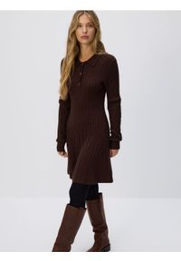 Reserved - Dzianinowa sukienka mini - ciemnobrązowy. Kolor: brązowy. Materiał: dzianina. Długość: mini #1