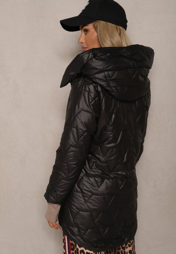 Renee - Czarna Kurtka Ozdobiona Pikowaniem z Rękawami Zakończonymi Ściągaczami i Kapturem Celosira. Okazja: na spacer, na co dzień. Kolor: czarny. Materiał: jeans. Wzór: aplikacja. Styl: casual, elegancki