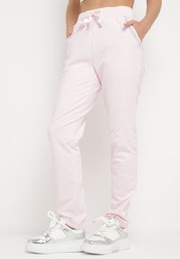 Born2be - Różowe Dzianinowe Spodnie Dresowe z Gumką Ozdobione Cyrkoniami Trasia. Stan: podwyższony. Kolor: różowy. Materiał: dresówka, dzianina. Wzór: aplikacja #5