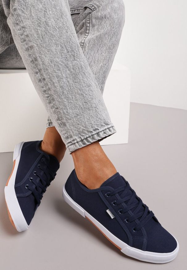 Renee - Granatowe Tenisówki Zdobione Przeszyciami Rhaerose. Okazja: na spacer, na co dzień. Kolor: niebieski. Materiał: jeans, kauczuk. Szerokość cholewki: normalna. Wzór: aplikacja. Styl: casual