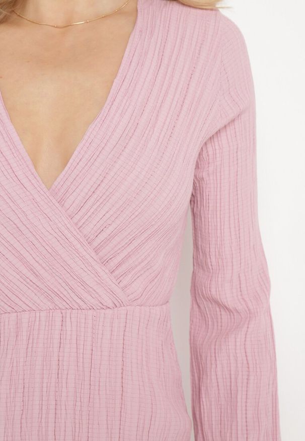 Born2be - Różowa Plisowana Sukienka Mini z Kopertowym Dekoltem i Gumką w Pasie Umiena. Kolor: różowy. Długość rękawa: długi rękaw. Typ sukienki: kopertowe. Styl: klasyczny. Długość: mini