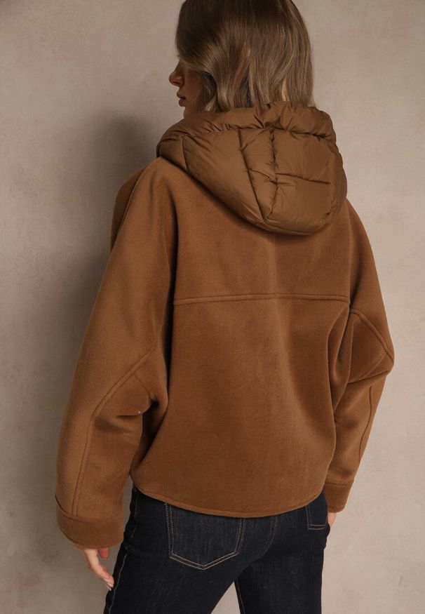 Renee - Brązowa Nietoperzowa Kurtka Przejściowa z Kapturem Amiree. Okazja: na co dzień. Typ kołnierza: kaptur. Kolor: brązowy. Materiał: dzianina. Długość: krótkie. Styl: casual