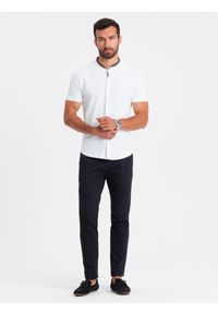 Ombre Clothing - Dzianinowa męska koszula z krótkim rękawem i kolorową stójką – biała V1. Typ kołnierza: kołnierzyk stójkowy. Kolor: biały. Materiał: dzianina. Długość rękawa: krótki rękaw. Długość: krótkie. Wzór: kolorowy. Styl: sportowy #7
