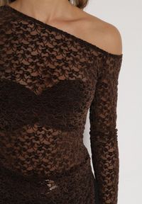 Born2be - Brązowa Koronkowa Bluzka z Długim Rękawem i Asymetrycznym Dekoltem Liwedara. Okazja: na co dzień. Kolor: brązowy. Materiał: koronka. Długość rękawa: długi rękaw. Długość: długie. Styl: casual, elegancki, klasyczny #3