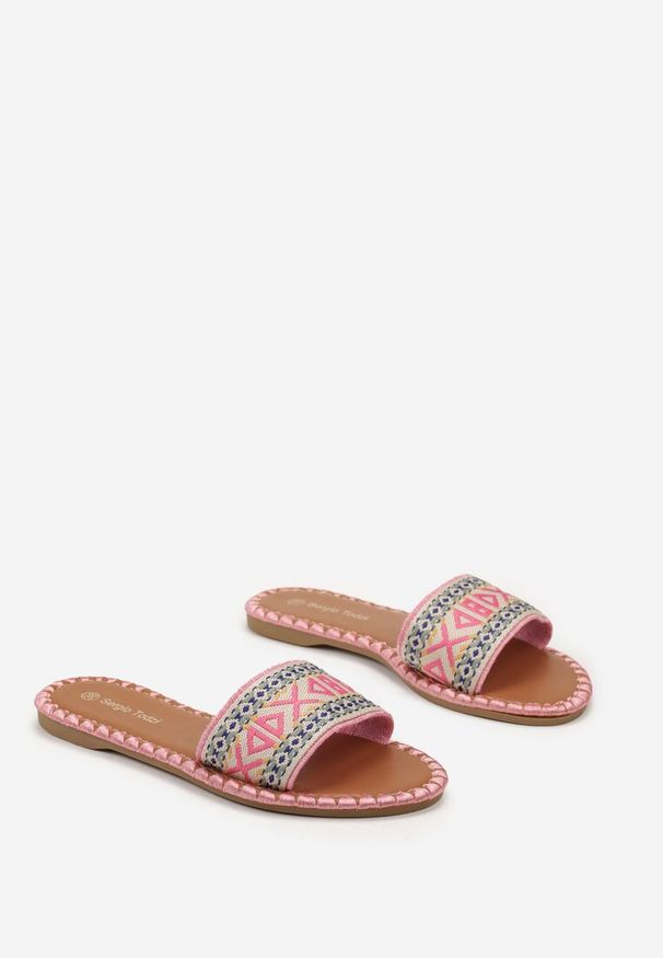 Renee - Różowe Płaskie Klapki z Ozdobnym Paskiem z Wzorem Boho Omorea. Kolor: różowy. Sezon: lato. Styl: boho