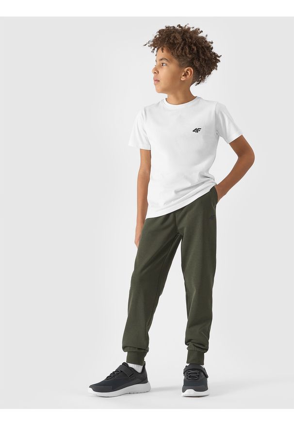 4f - 4F Spodnie dresowe joggery chłopięce - oliwkowe/khaki 140 (9-10 lat). Okazja: na co dzień. Kolor: brązowy, oliwkowy, wielokolorowy. Materiał: dresówka. Wzór: gładki, ze splotem. Sezon: lato. Styl: casual, sportowy