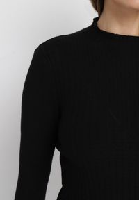 Born2be - Czarny Prążkowany Sweter z Ozdobnym Tłoczeniem Sernara. Kolor: czarny. Materiał: prążkowany. Długość rękawa: długi rękaw. Długość: długie. Styl: elegancki #5