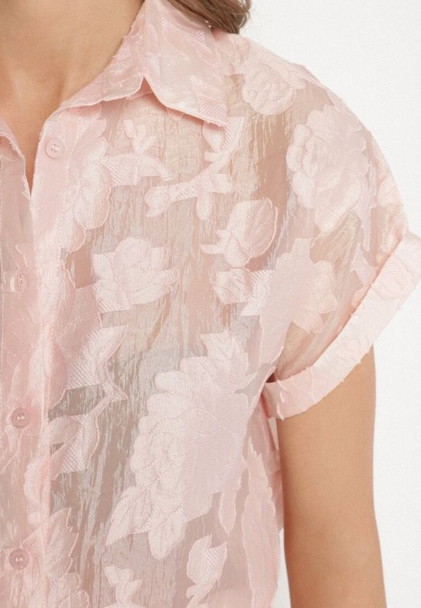 Born2be - Różowa Koszula z Krótkim Rękawem i Kwiatowym Wzorem Froena. Okazja: na co dzień, na spotkanie biznesowe. Typ kołnierza: kołnierzyk klasyczny. Kolor: różowy. Materiał: jeans. Długość rękawa: krótki rękaw. Długość: krótkie. Wzór: kwiaty. Styl: klasyczny, casual, biznesowy