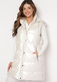 Born2be - Jasnobeżowa Długa Kamizelka Pikowana z Kapturem Agelie. Typ kołnierza: kaptur. Kolor: beżowy. Długość: długie. Wzór: aplikacja #3