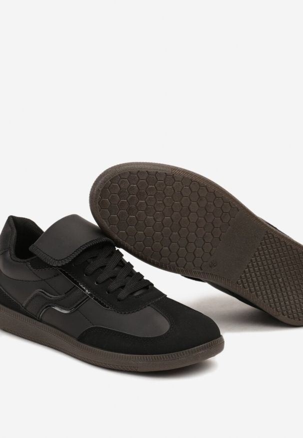Renee - Czarne Sneakersy z Wywiniętym Językiem i Geometrycznymi Kontrastowymi Elementami Rianirae. Okazja: do pracy, na co dzień. Kolor: czarny. Materiał: jeans. Wzór: geometria