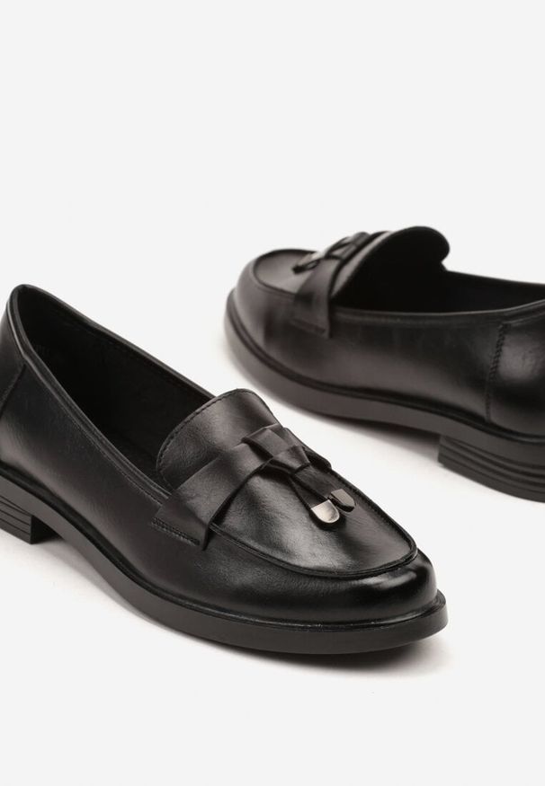 Born2be - Czarne Mokasyny ze Skórzaną Wkładką i Ozdobnymi Frędzlami Exelia. Kolor: czarny. Materiał: skóra. Obcas: na płaskiej podeszwie. Styl: elegancki