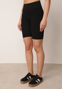 Born2be - Czarne Szorty Kolarki z Wysokim Stanem o Modelującym Fasonie Kimolodia. Okazja: na co dzień. Stan: podwyższony. Kolor: czarny. Styl: casual #1