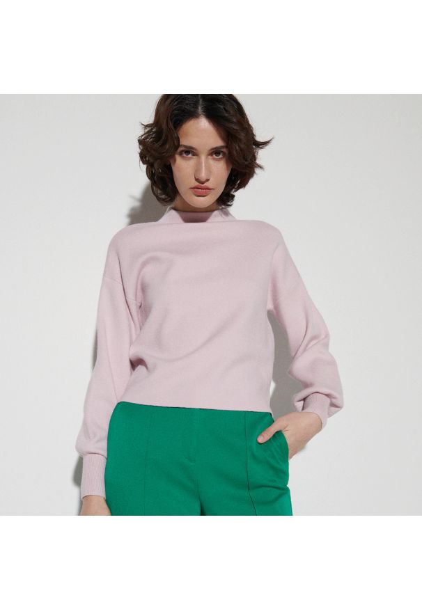 Reserved - Dzianinowy sweter - Różowy. Kolor: różowy. Materiał: dzianina
