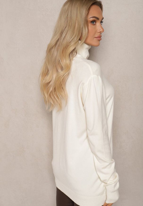 Renee - Jasnobeżowy Klasyczny Golf Longsleeve z Dodatkiem Wiskozy Leriona. Typ kołnierza: golf. Kolor: beżowy. Materiał: wiskoza. Długość rękawa: długi rękaw. Styl: klasyczny