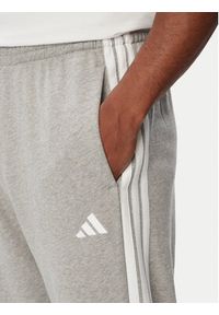 Adidas - adidas Spodnie dresowe Essentials 3-Stripes KY4195 Szary jasny Regular Fit. Kolor: szary. Materiał: bawełna #4